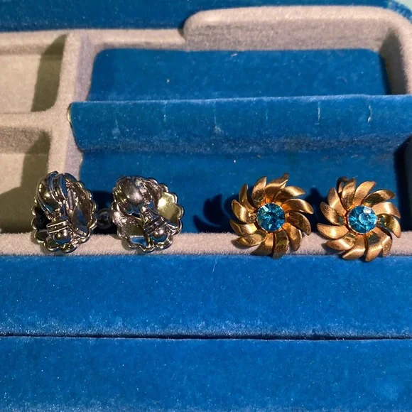 ANTIQUE EARRINGS. SET OF 2 screw on earrings. Brilliant blue stones. - Picture 1 of 9